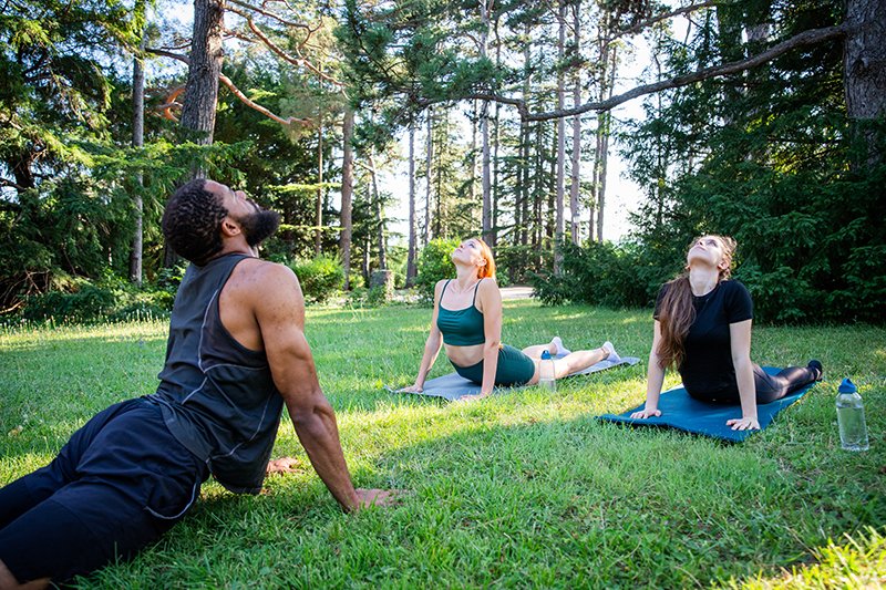 Outdoor Nature Yoga: Benefits, Poses & Tips for a Natural Flow